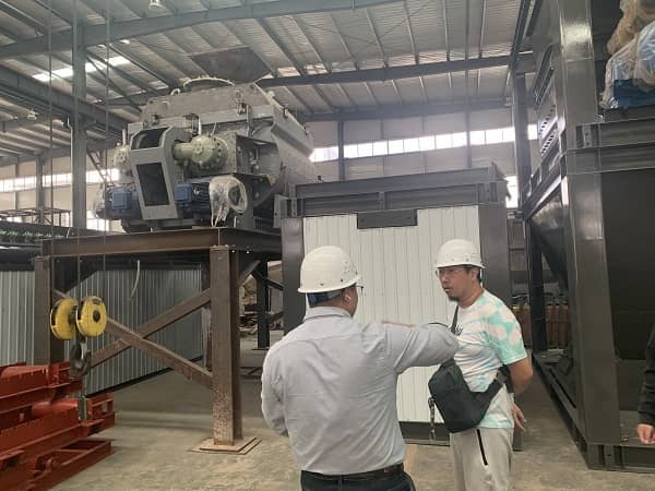 Welcome Southeast Asian customer to visit our company_1